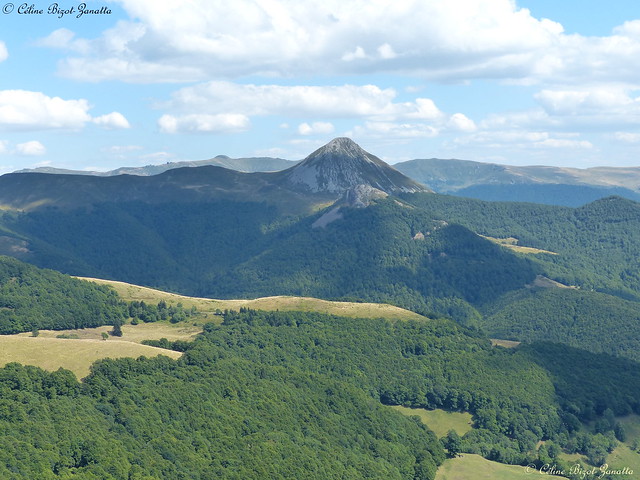 Fenêtre avec vue sur le Puy Griou, asseyez vous et respirez profondément - Cantal - Auvergne - France - Europe