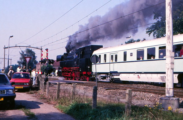 1988-10-02; 0002. SSN 65 018 met trein Tilburg-Breda. Wethouder van Dijklaan, Dorst. 125 jaar spoorlijn Breda-Tilburg.