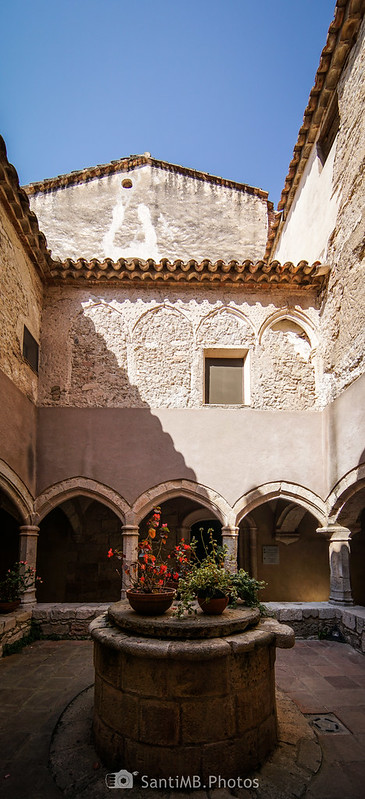 Panorámica vertical del interior del claustro del Palau de l'Abat de Santes Creus