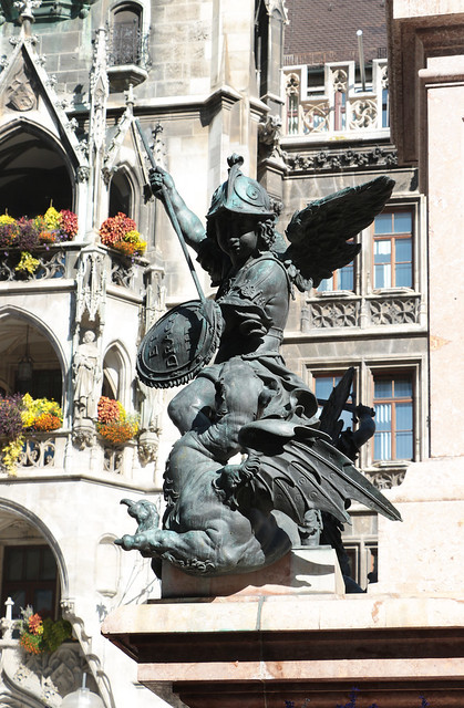 Mariensäule (Colonna della Madonna) amorini che combattono - Marienplatz,  Monaco di Baviera