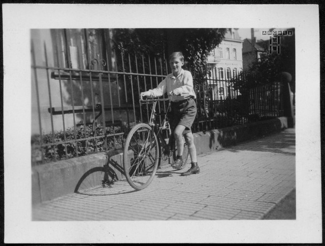 ArchivTappen29(Album2b)588 Junge mit Fahrrad, Deutschland, 1930er
