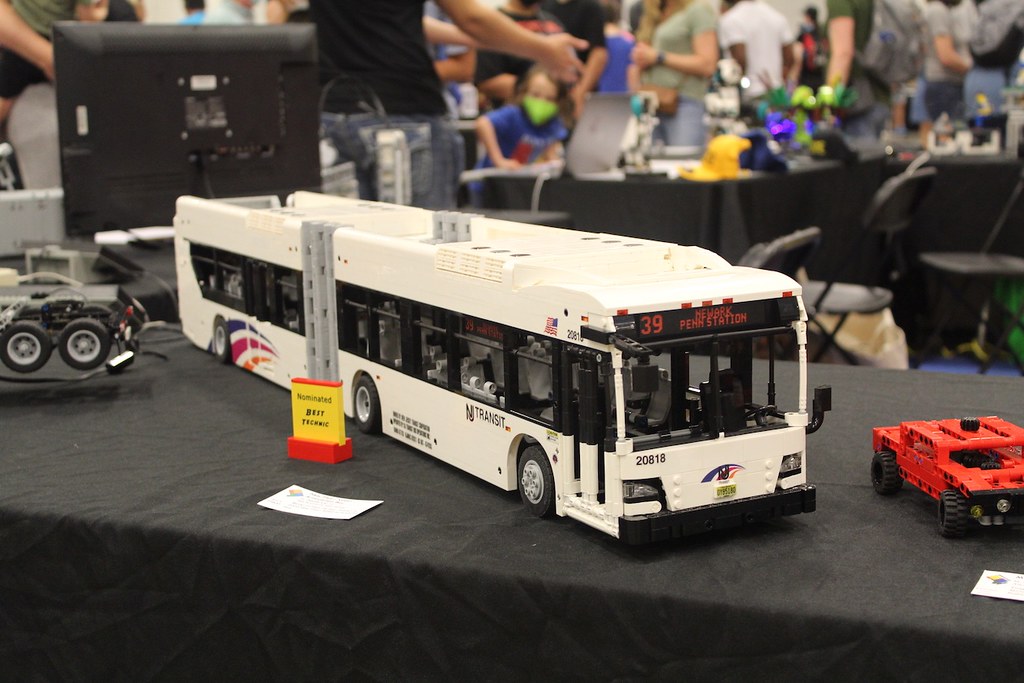 LEGO Motorized New Flyer XD60 Articulated Bus - 9