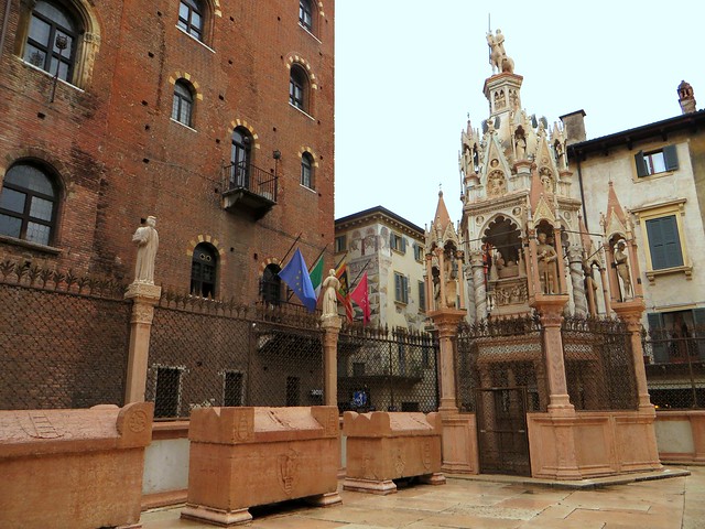 Monument de Cansignorio Della Scala  (1340(1375), Bonino da Campione, tombeaux des Scaligeri, XIVe siècle, via Santa Maria Antica, Vérone, province de Vérone, Vénétie, Italie.