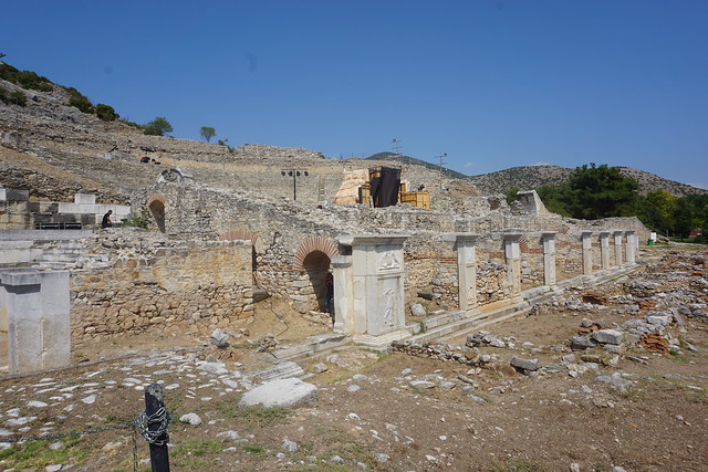 Site archéologique, Philippes : le Théâtre antique (vue sur la Skéné et les entrées latérales)