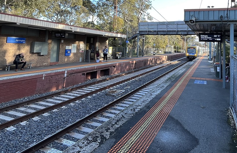 Train to Eltham arriving at Alphington station