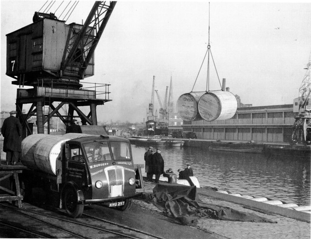 Unloading hogsheads of tobacco at Bristol Docks
