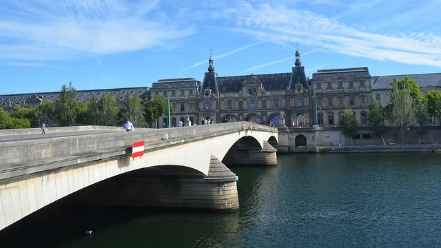 2022.07.14.037 PARIS - La Seine, le pont du Carrousel et le pavillon de la Trémoille