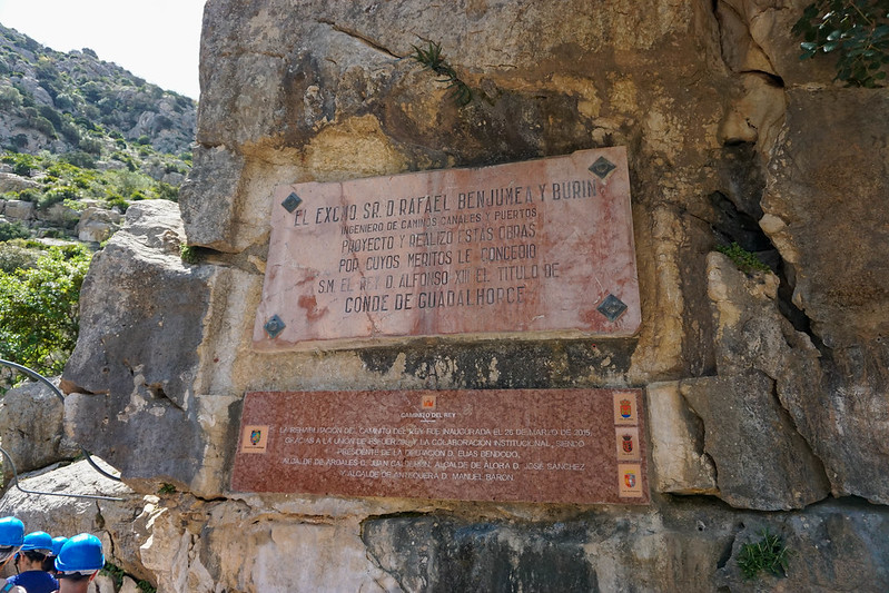 Two plaques on the side of the mountain with information in Spanish about Caminito del Rey