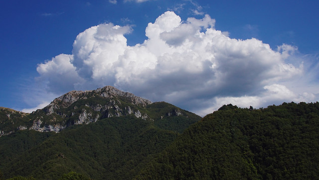 Stazzema in alta Versilia - Alpi Apuane e nuvole