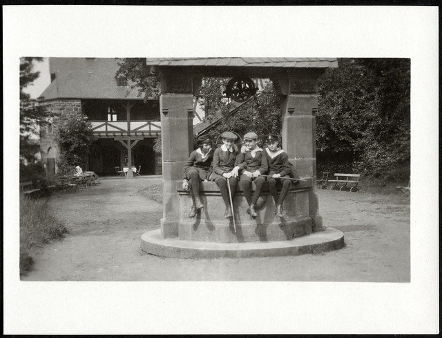 ArchivTappen29(9A)671 Vier Freunde am Brunnen, Deutschland, 1920er