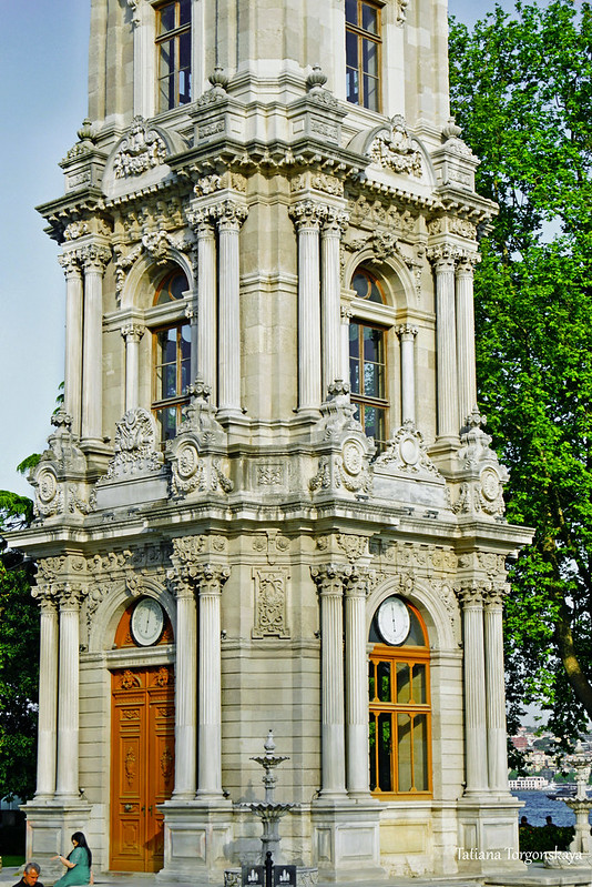 Фрагмент фасада Часовой башни Долмабахче