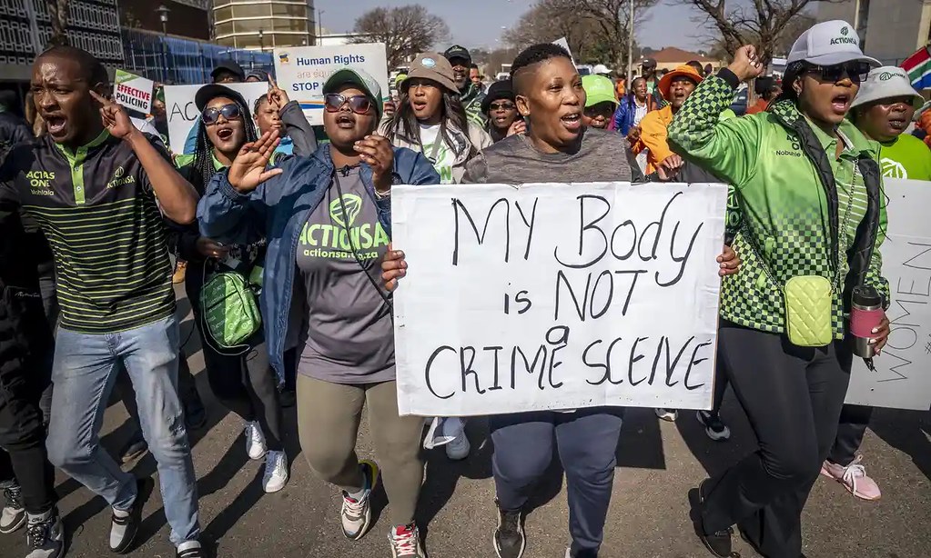 示威者在法院外遊行，手持「我的身體不是犯罪現場」標語。（圖片來源：衛報）