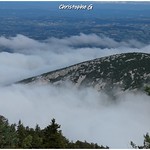 12. Mai 2020 - 10:12 - A l'aube, le sommet de la plate sort de son bain de nuages...(Massif du mont Ventoux - Vaucluse - 12 mai 2020) (1)