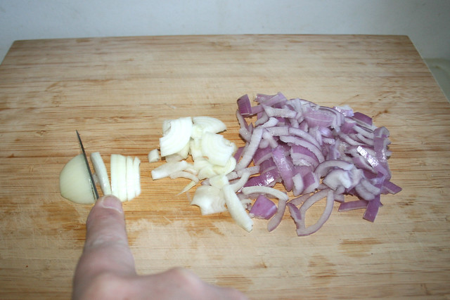05 - Hackle onions / Zwiebeln in grobe Stücke schneiden