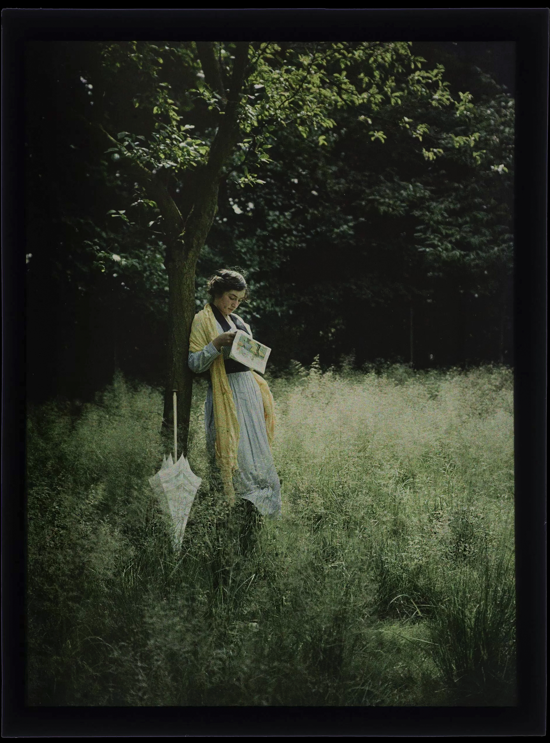 Julien Gérardin :: Femme au jardin en fleurs, 31-07-1911. Autochrome. | src Collection Julien Gérardin à l’ENSAD