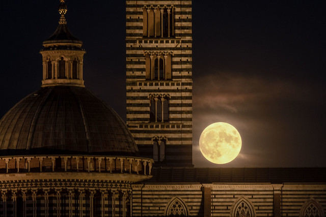 Full Moon behind the Duomo di Siena