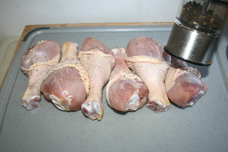 02 - Season chicken legs with salt & pepper / Hähnchenschenkel mit Pfeffer & Salz würzen