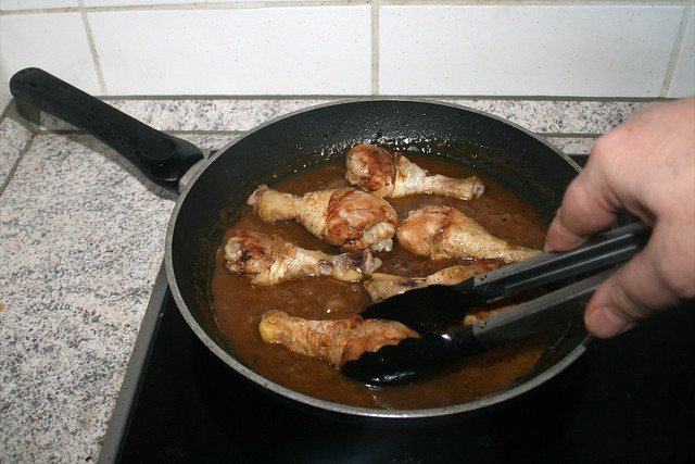 31 - Let chicken legs hot again in pan / Hähnchenschenkel in Pfanne heiß werden lassen