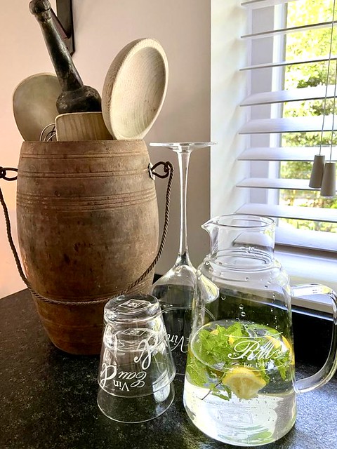 Landelijke pot met houten lepels glazen waterfles van Riviera Maison met munt en citroen