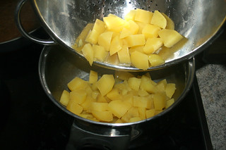 29 - Put potatoes back in pot / Kartoffeln zurück in Topf geben