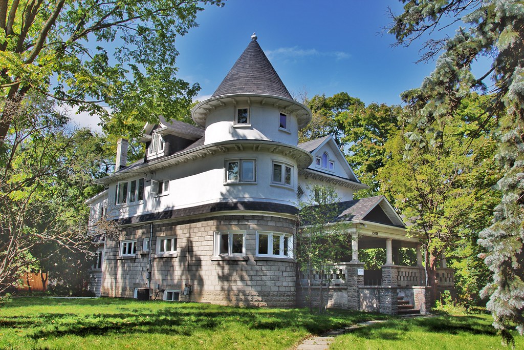 Aurora Ontario - Canada - Popular Villa - The Chateau - Heritage House - Architecture late Victorian  - Hwy 11  -