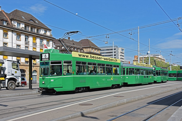 Doppeltraktion, mit dem Be 4/4 483, dem B4S 1456 und dem Be 4/4 484, auf der Linie 6, bedient am 20.05.2022 die Haltestelle am badischen Bahnhof.