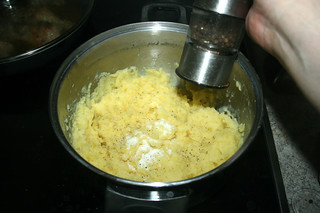 34 - Season mashed potatoes with salt & pepper / Kartoffelbrei mit Salz & Pfeffer würzen