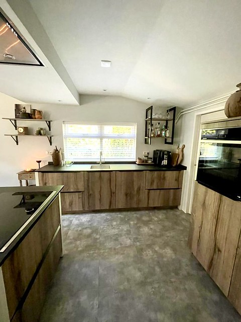 Landelijke keuken wit met hout kookeiland losse kast