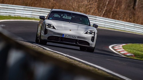 Porsche Taycan Turbo S bate recorde de carro elétrico de produção mais rápido em Nurburgring