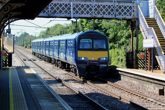 The star, sorry Swift of the show yesterday, because lets face it, Class 91's aren't exactly rare here! 321334 Welwyn North 110822 (5Z21)