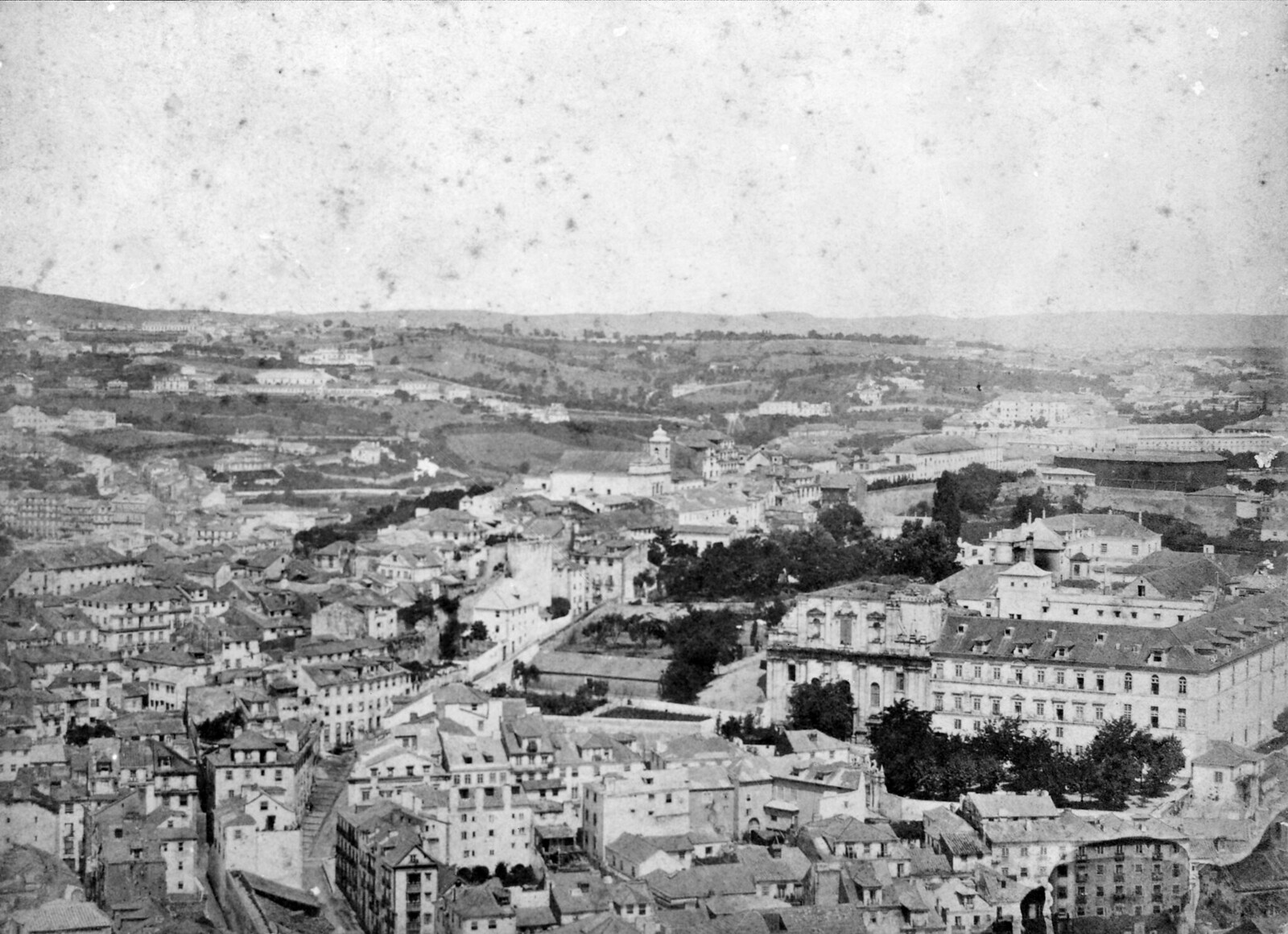 Panorâmica tirada sobre a Calçada Nova do Colégio, o Hospital de S. José e a Igreja das Pena, Lisboa (Col. de H. Novais,  3.º quartel do séc. XIX)