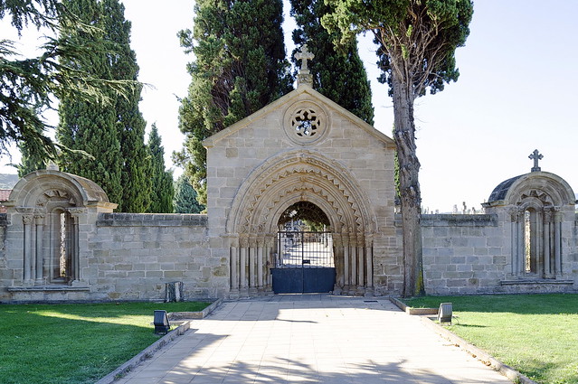 Navarrete (La Rioja). Portada en el cementerio procedente del Hospital de San Juan de Jerusalén