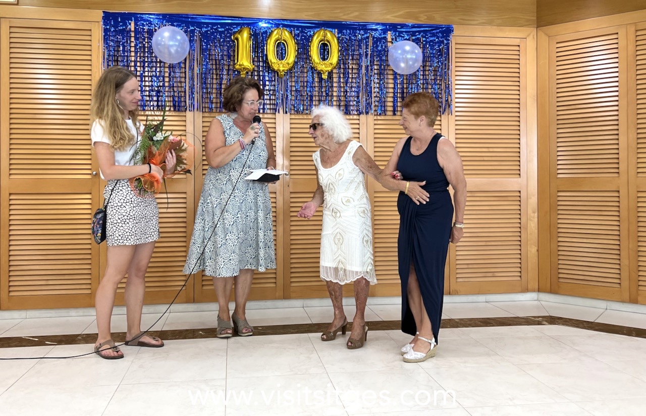 Carmen Sánchez rep la medalla de la Generalitat pels seus 100 anys