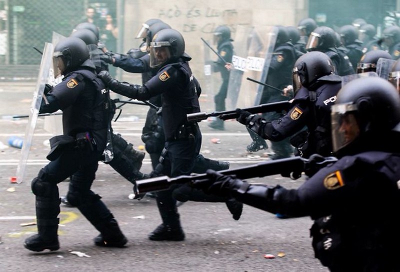 FOTOGRAFÍA. VÍA LAYETANA DE BARCELONA (BARCELONA), 18.10.2019. Entre los enemigos de la libertad está «Pau Bootboy», el comando de la guerrilla urbana del separatismo. Ñ Pueblo (1)