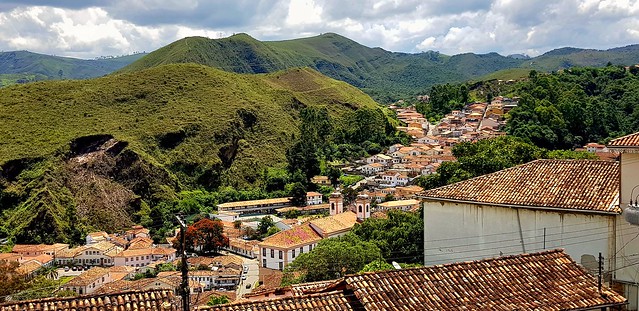Parte da cidade histórica  de Ouro Preto, entre as montanhas de Minas Gerais,  Brasil.