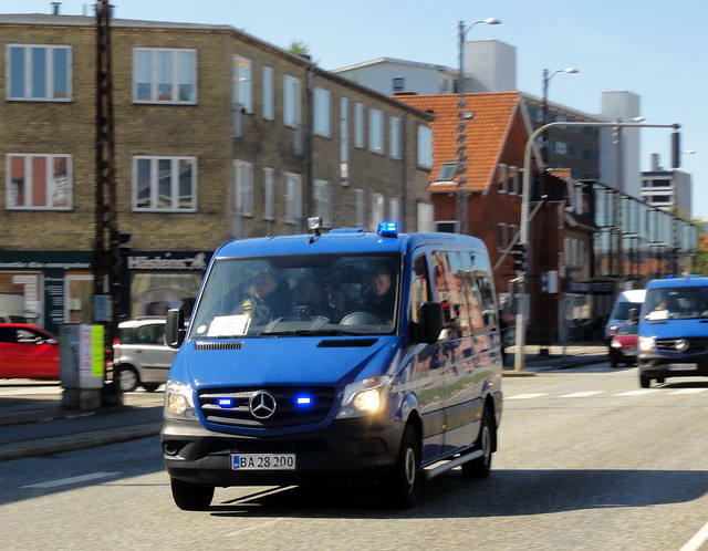 Copenhagen Police Mercedes Sprinter BA28200 speeding with blue flashing lights appears to be on a training exercise