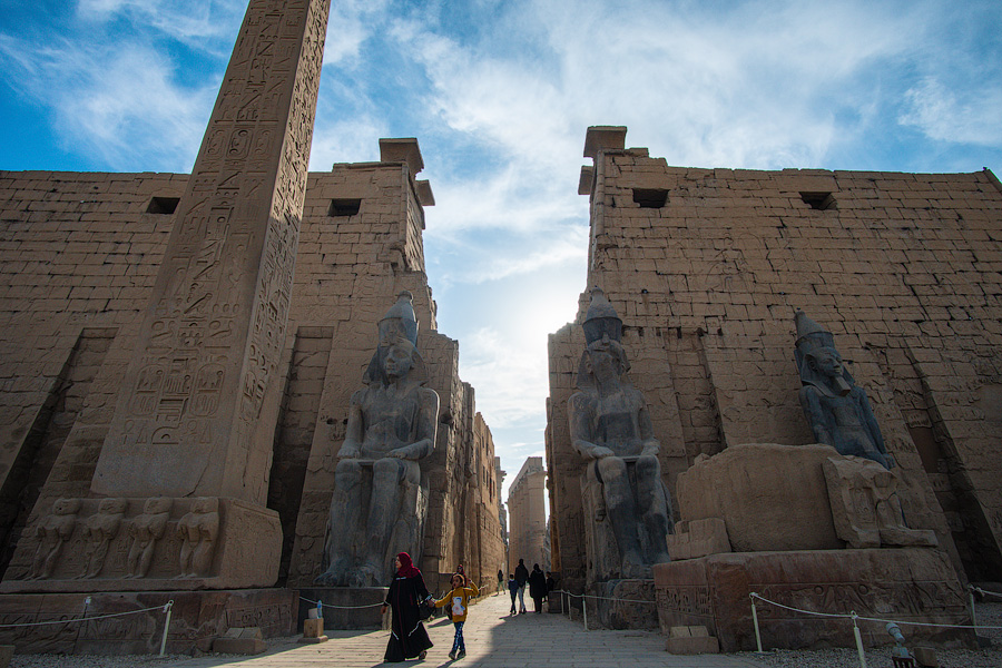 Пилон и статуи Рамзеса при входе в храм