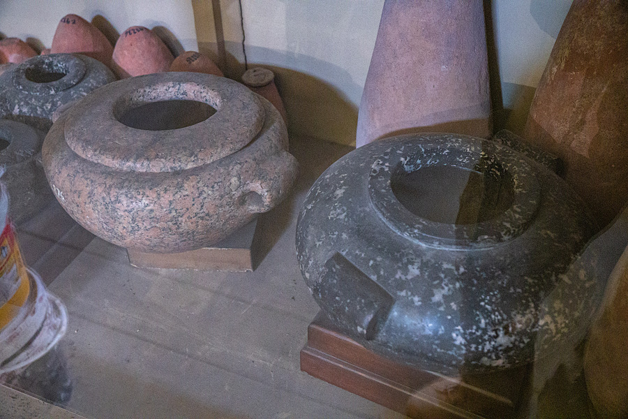 Саккарская коллекция, диоритовые и гранитные вазы. 