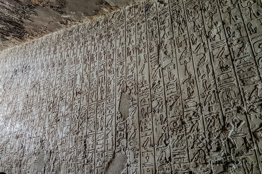 Тексты "Книги Мертвых" на штукатурке, спуск в гробницу. Долина Царей. Египет