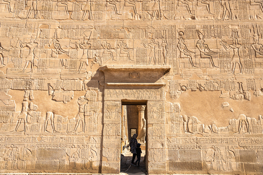 Стены Храма Гора со стороны Прохода Победы. Эдфу, Египет