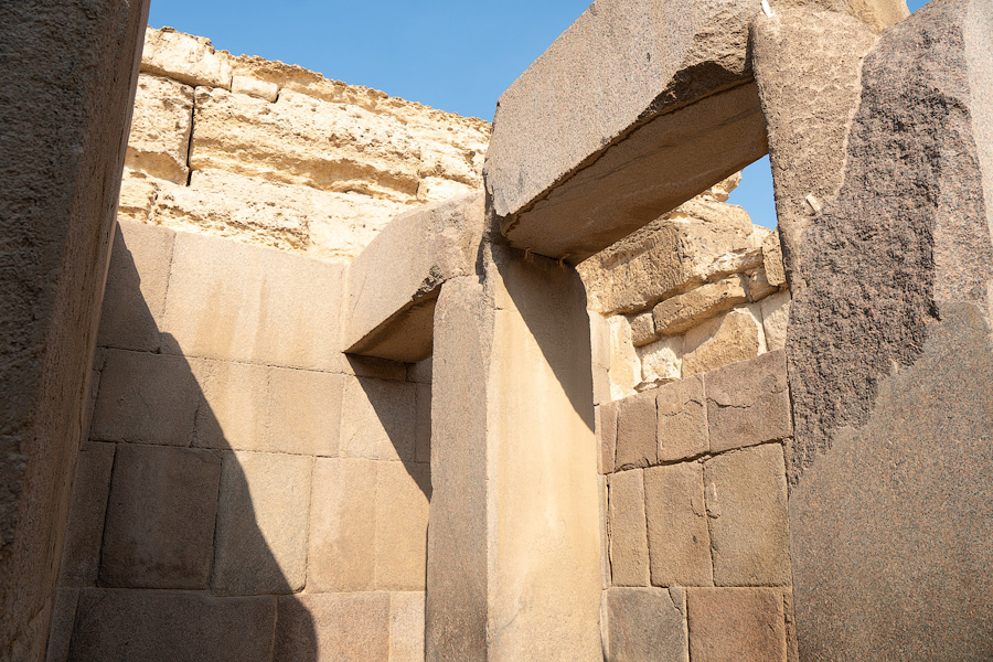 Несущие колонны, идеально нарезанные (медными стамесками?). Храм Сфинкса. Плато Гиза