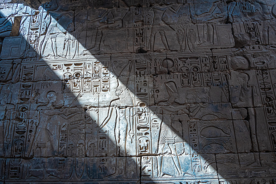 Барельефы, изображающие фестиваль Опет. Храм Хонсу, Карнак, Египет
