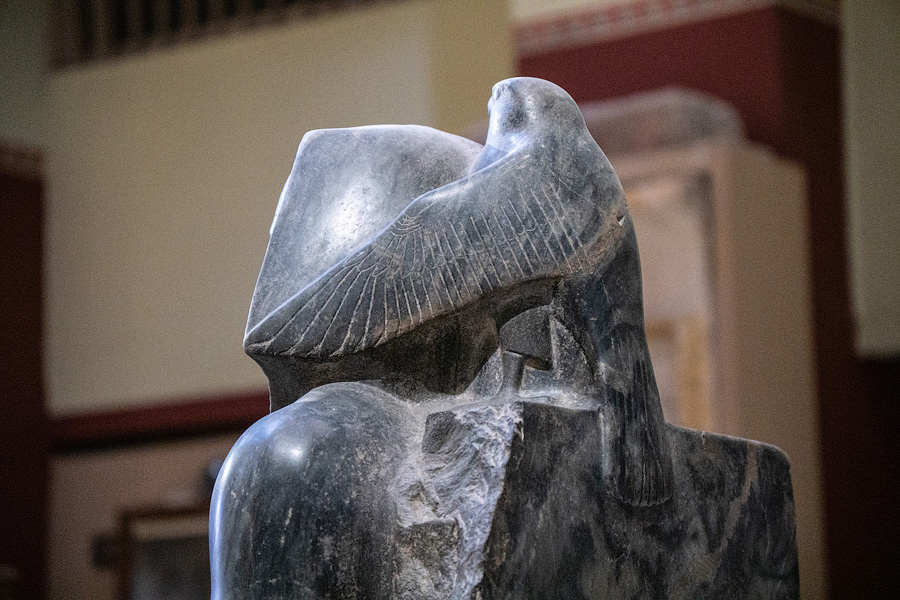 Удивительная статуя Хефрена (?). Сокол олицетворяет божественную власть фараона от Гора. Египетский музей, Каир