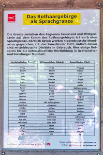 Tafel zur Kultur- und Sprachgrenze am Kammweg des Rothaargebirges