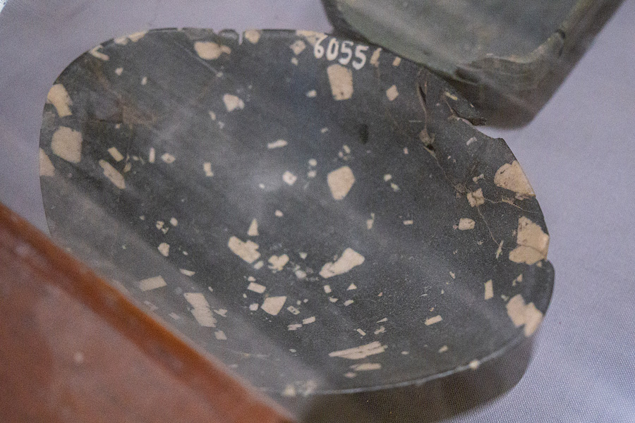 Саккарская коллекция, диоритовые и гранитные вазы. Египетский музей, Каир
