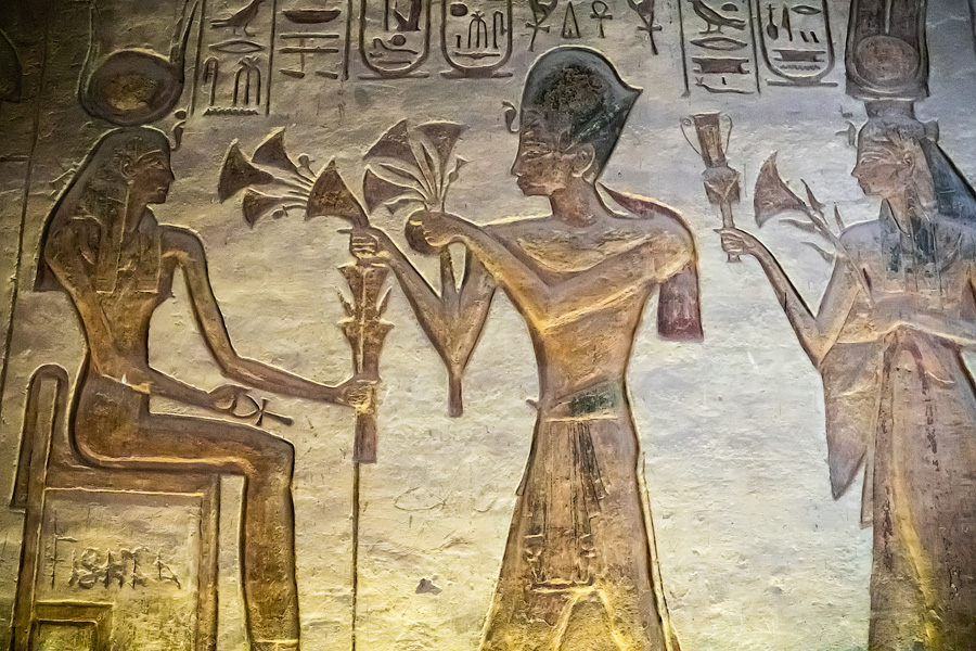 Супружеская чета фараонов делает подношение Хатхор