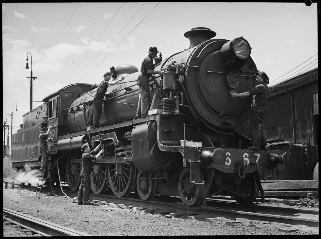 Men working on NSWGR 36 Class locomotive 3667, 11 November 1942