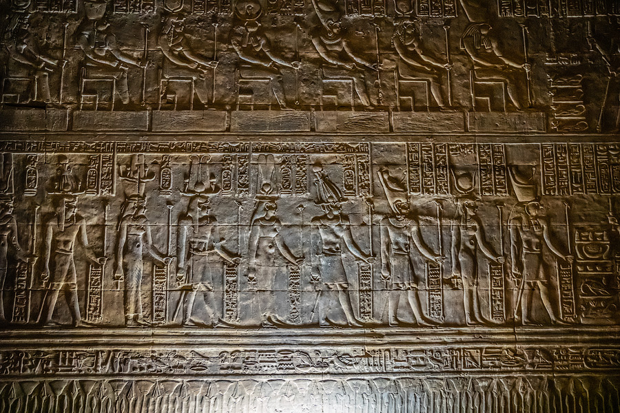 Стены святилищ других богов (Хатхор, Ра и Осириса). Храм Гора, Эдфу, Египет