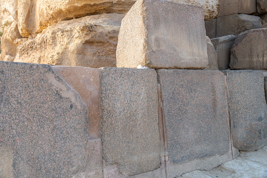 Огромные гранитные облицовочные блоки храма Сфинкса. Видны гранитные вставки