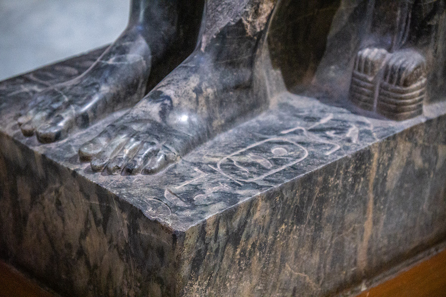 Корявые иероглифы, обозначающие Хефрена на монолитном безупречном изваянии. Египетский музей, Каир